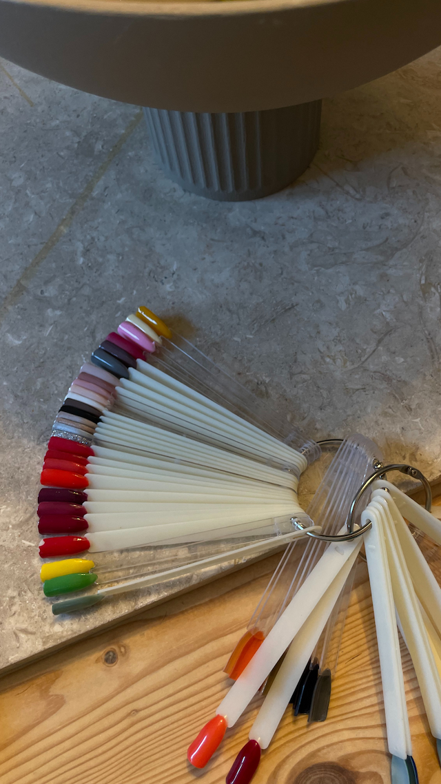 Choosing nail colours